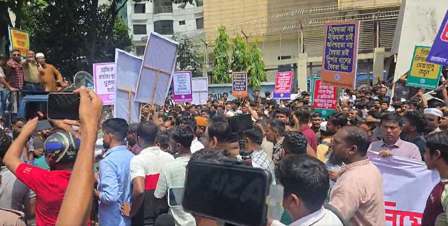 স্লিপার বাসের বৈধতার দাবিতে বনানী সড়ক অবরোধ