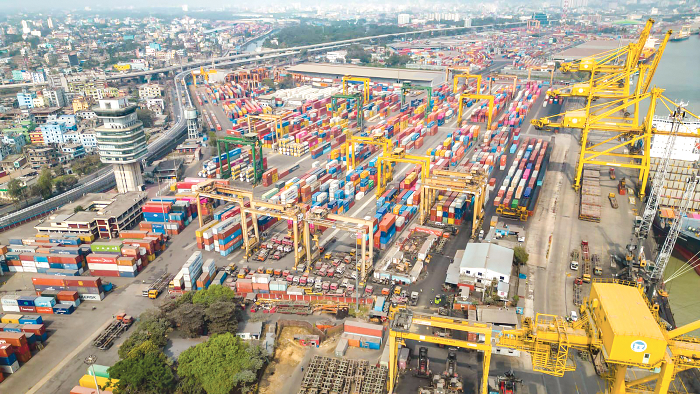 কাটছে না অস্থিরতা, জাহাজজট বাড়ছে