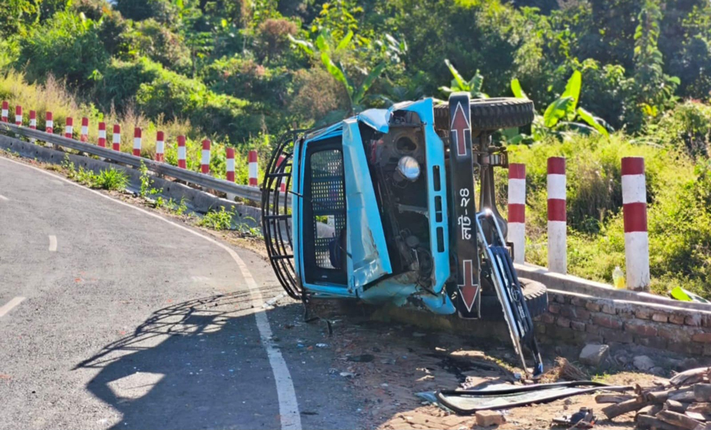 কেওক্রাডং সড়কে চাঁদের গাড়ি উল্টে ১৩ পর্যটক আহত