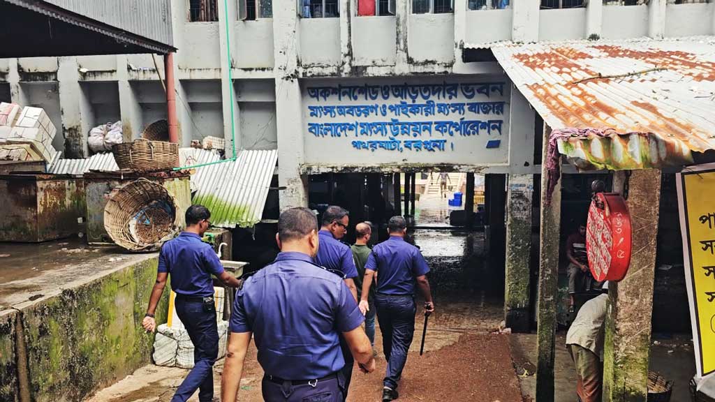 পাথরঘাটা বিএফডিসি ঘাটে পুলিশের অভিযান, ইয়াবা-গাঁজা ও রামদা উদ্ধার