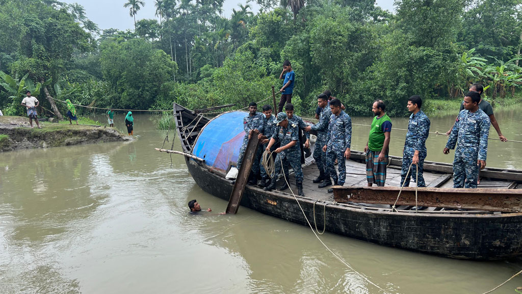 বরগুনায় নিম্নচাপের প্রভাবে পানি বাড়ায় বাঁধে ভাঙন, দুর্ভোগে মানুষ