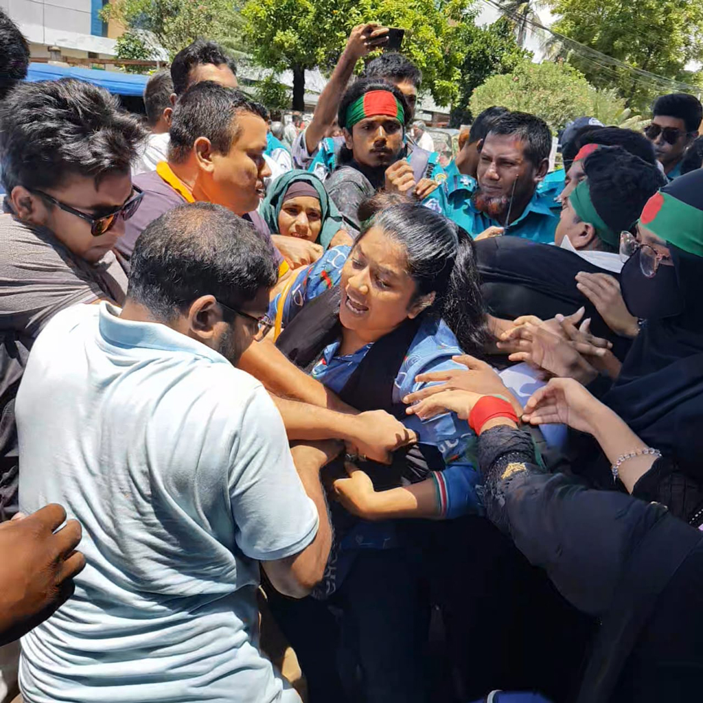বরিশালে পুলিশের বিরুদ্ধে আন্দোলনকারীদের নির্যাতনের অভিযোগ
