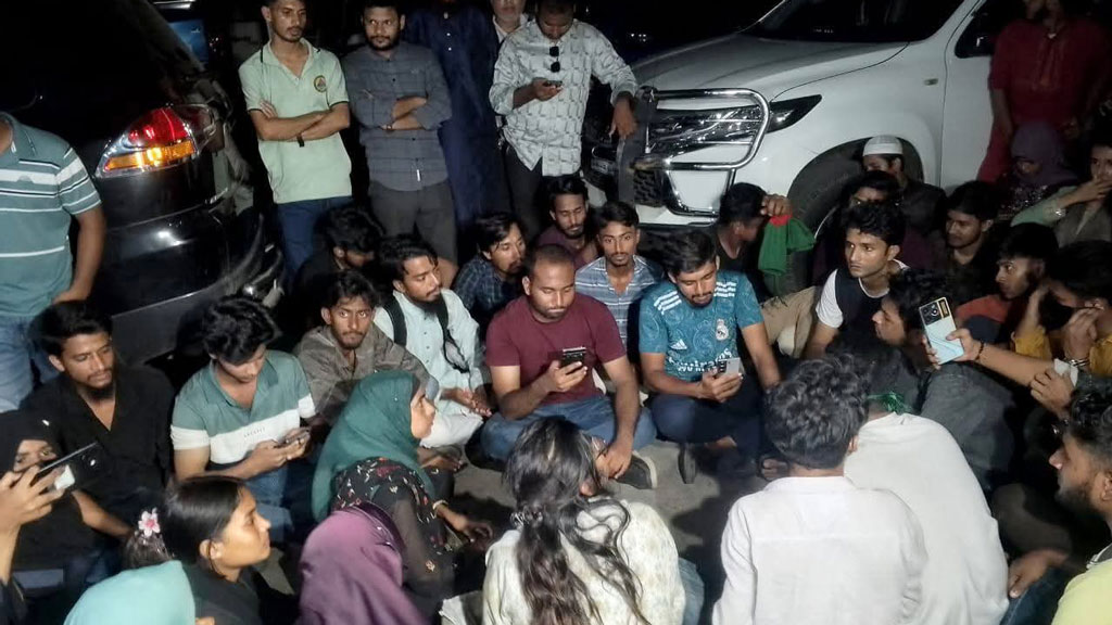 বরিশাল কোতোয়ালি মডেল থানা ঘেরাও ছাত্র-জনতার