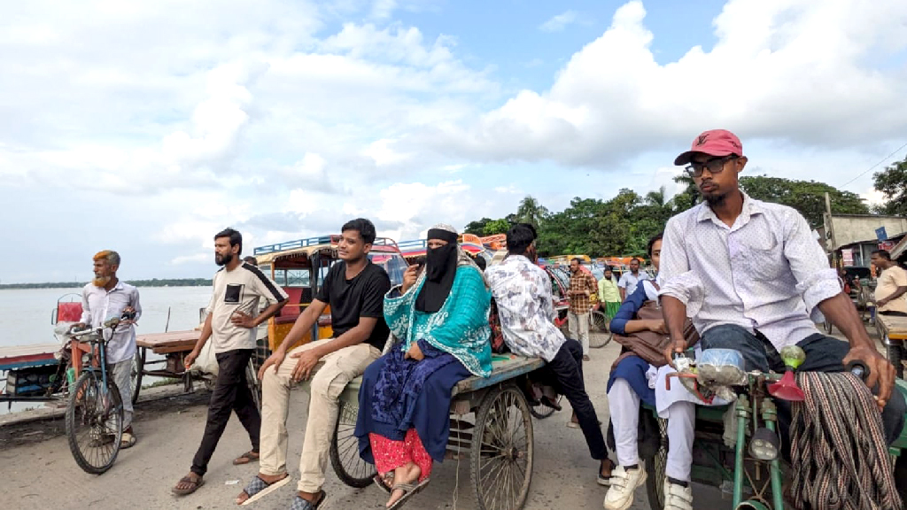 বিএনপির দুই পক্ষের বিরোধে বরিশালের চরকাউয়া থেকে ৫ রুটে বাস চলাচল বন্ধ