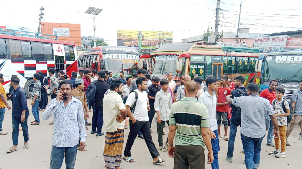 বরিশাল থেকে সব রুটে বাস চলাচল বন্ধ, দুর্ভোগে যাত্রীরা