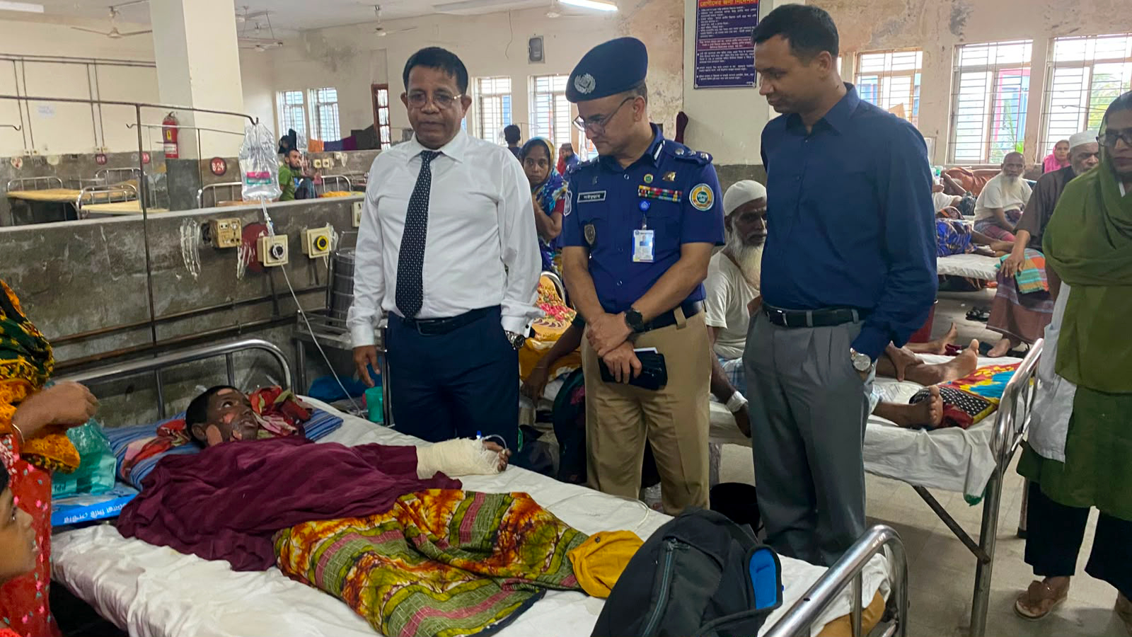 বরিশালে বোমা সদৃশ বস্তুর বিস্ফোরণ, নারী ও শিশুসহ আহত ৩