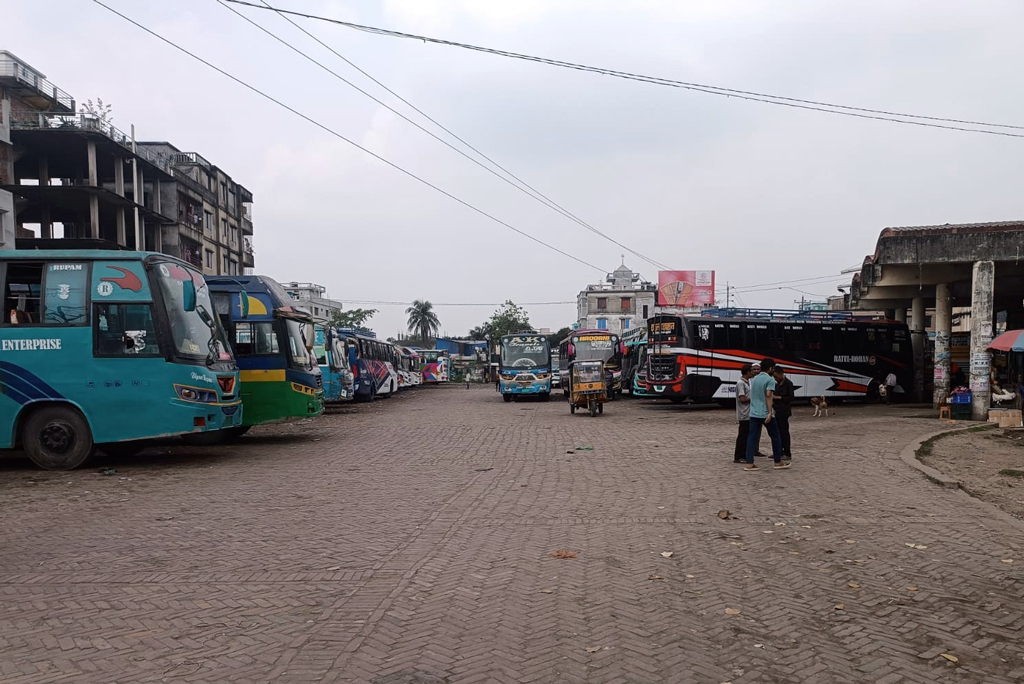 বরিশাল থেকে ঝালকাঠিসহ ৬ রুটে ১০ ঘণ্টা পর বাস চলাচল শুরু