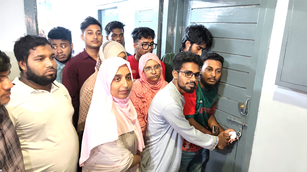 বরিশালের নতুন সিভিল সার্জনের অপসারণ দাবিতে কক্ষে তালা