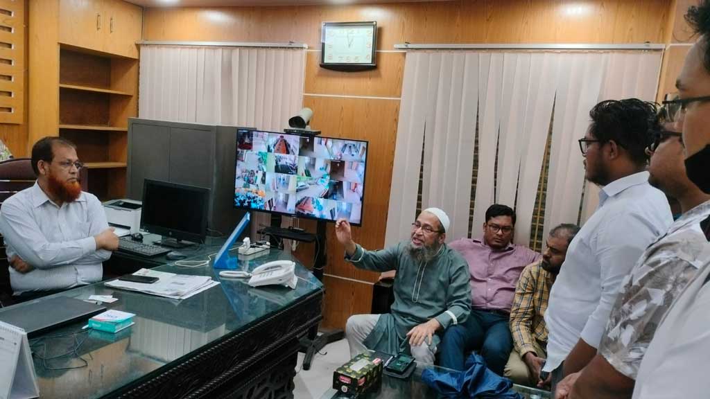 বরিশাল বিভাগীয় স্বাস্থ্য অধিদপ্তরে হট্টগোল: পরিচালককে পদ ছাড়তে কক্ষে অবরুদ্ধ