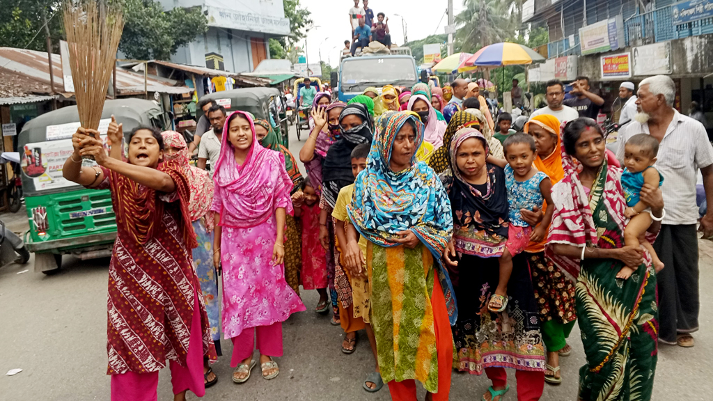 বরিশালে হামলাকারী ছাত্রদল নেতাদের বিচার চেয়ে নারীদের ঝাড়ুমিছিল