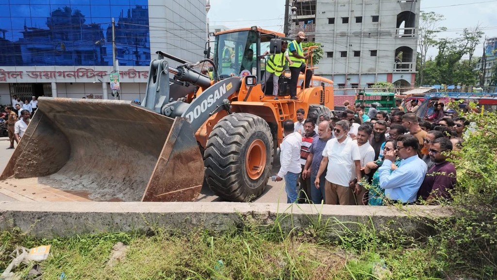 মহাসড়ক দখল করে তৈরি সাবেক মেয়র সাদিকের সেই শিশুপার্কে উচ্ছেদ অভিযান