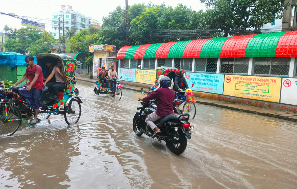বরিশালে দুই সড়কে জলাবদ্ধতা কমছেই না