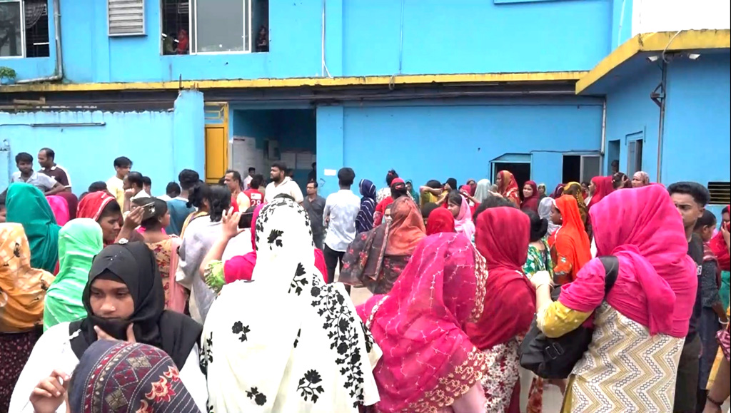 বরিশালে ফরচুন সু কারখানায় শ্রমিকদের বিক্ষোভ