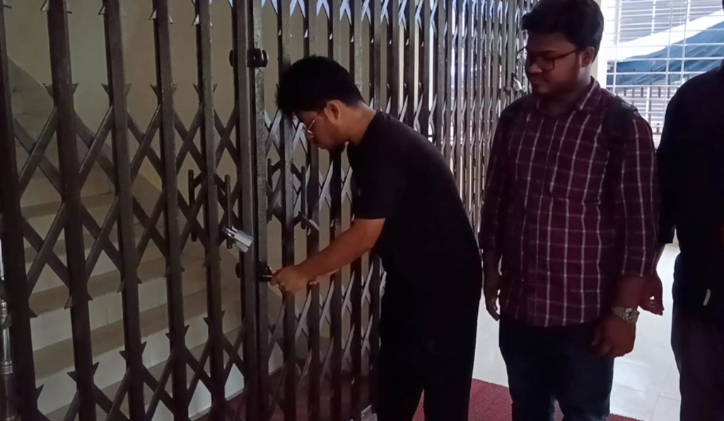 বরিশালে স্বাস্থ্য অধিদপ্তরের অফিসে তালা, অবরুদ্ধ ১৫ কর্মকর্তা-কর্মচারীকে উদ্ধার
