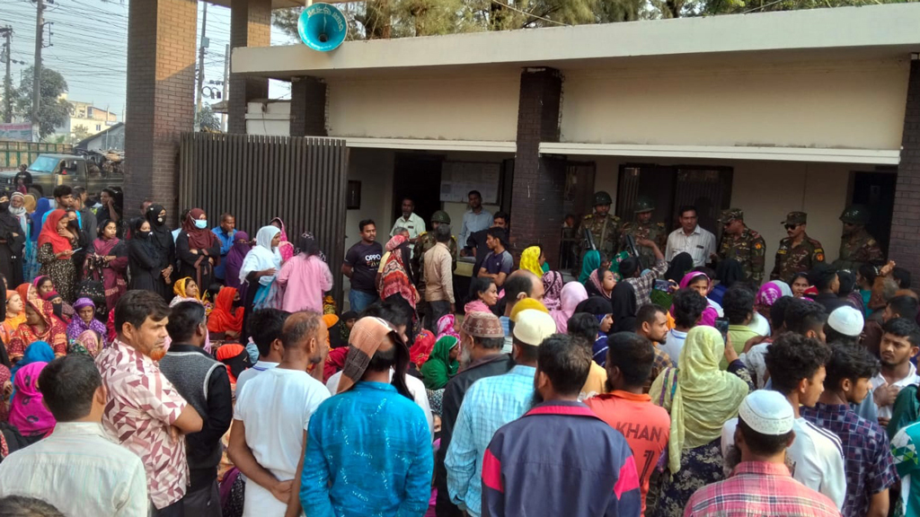 বরিশালে সোনারগাঁও টেক্সটাইলে শ্রমিকদের বিক্ষোভ