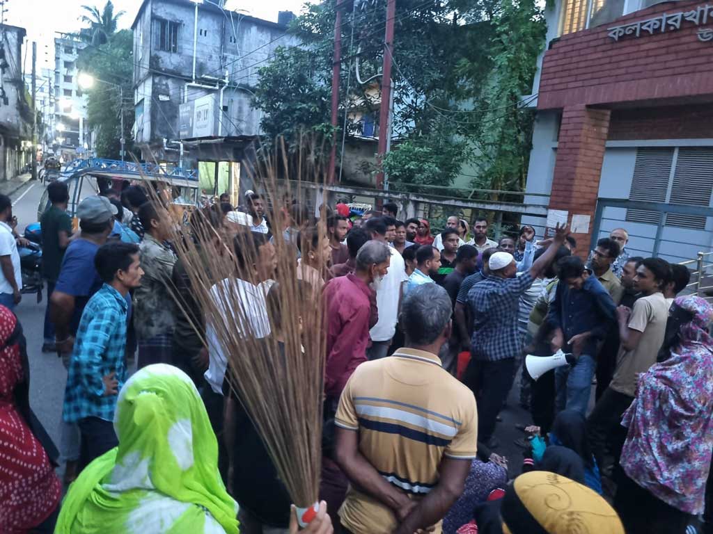 অলিম্পিক সিমেন্ট কারখানা: বরিশালে বকেয়া বেতন না পেয়ে শ্রমিকদের বিক্ষোভ