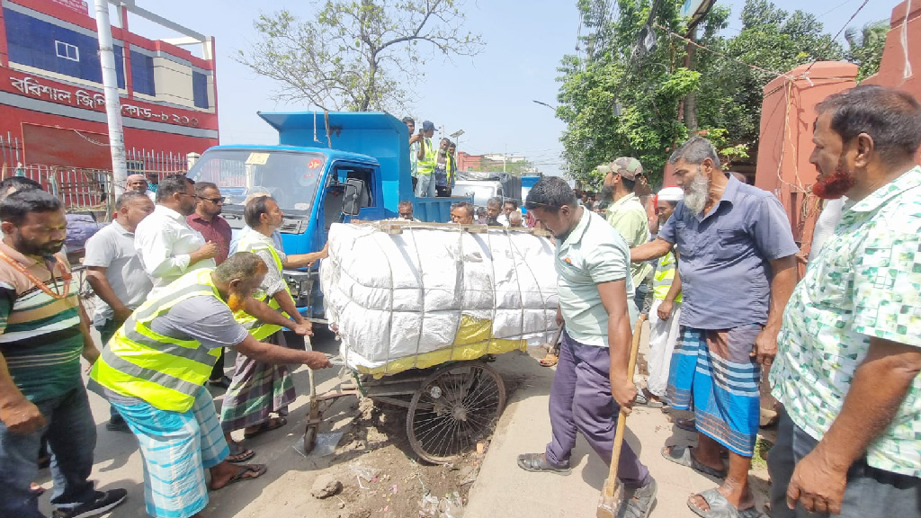 বরিশালে অবৈধ স্থাপনা উচ্ছেদ, বিকল্প ব্যবস্থা না করায় ক্ষুব্ধ ভুক্তভোগীরা