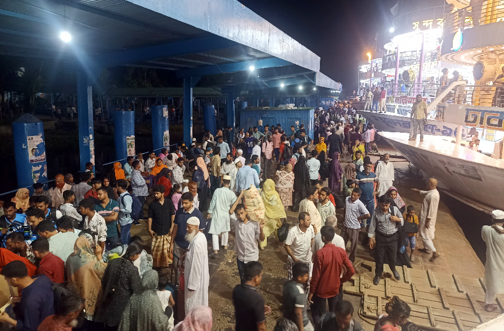 বরিশাল নৌবন্দরে যাত্রীদের উপচে পড়া ভিড়