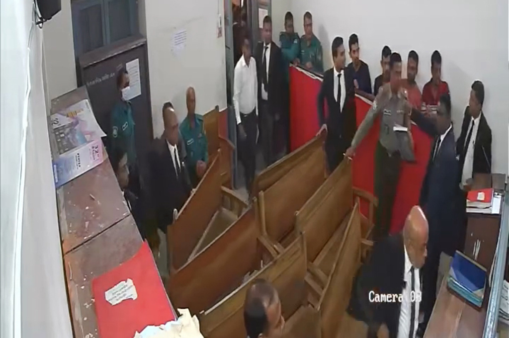 বরিশালে আ.লীগ নেতাকে জামিনের জের, আদালত কক্ষে হট্টগোল