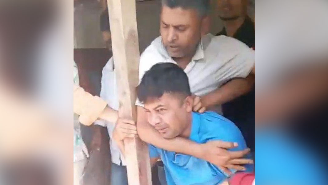 বরিশালে শিক্ষককে পেটালেন স্বেচ্ছাসেবক দলের নেতা