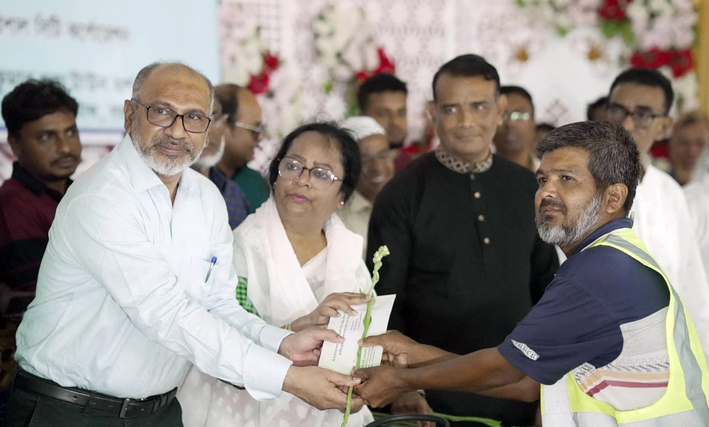প্রধানমন্ত্রীর অনুদানের উৎসব ভাতা পেয়ে খুশি বিসিসির পরিচ্ছন্নতাকর্মীরা