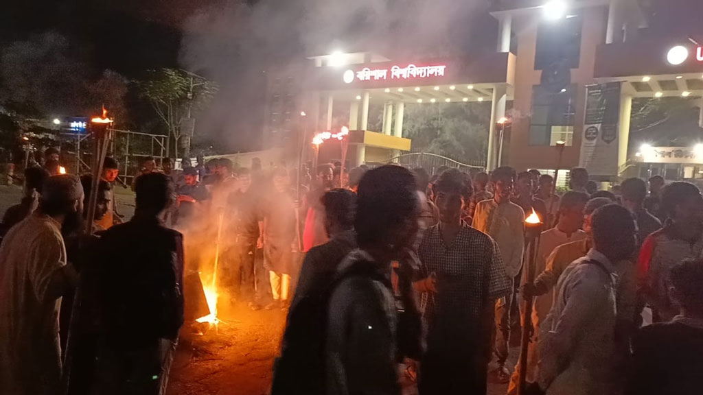 বরিশাল-কুয়াকাটা মহাসড়ক অবরোধ করে ববি শিক্ষার্থীদের বিক্ষোভ