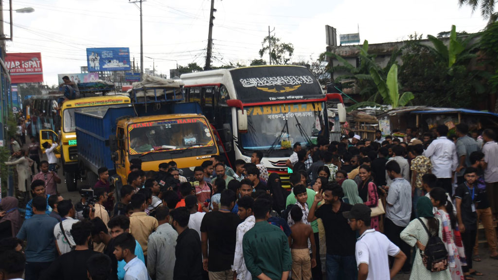বরিশালে টানা ৭ ঘণ্টা অবরোধের পর মহাসড়ক ছাড়ল শিক্ষার্থীরা