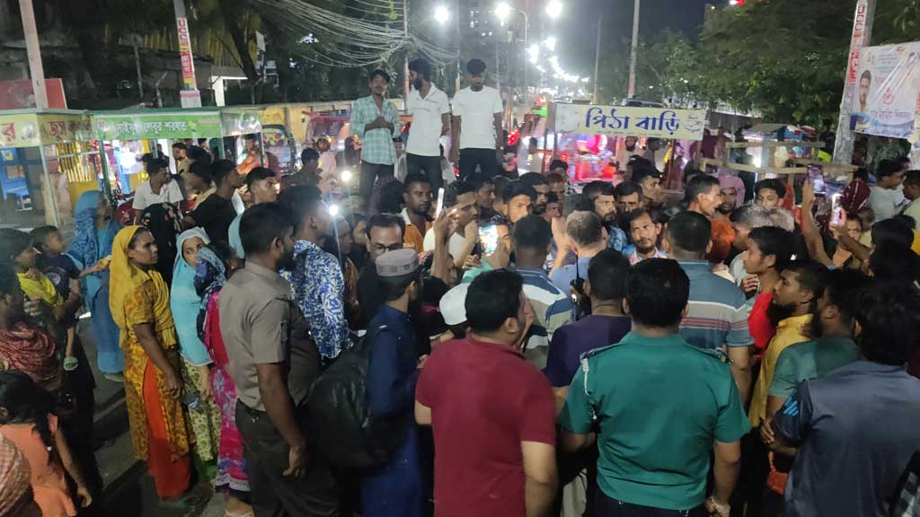 বরিশালে পুনর্বাসন দাবিতে হকারদের সড়ক অবরোধ