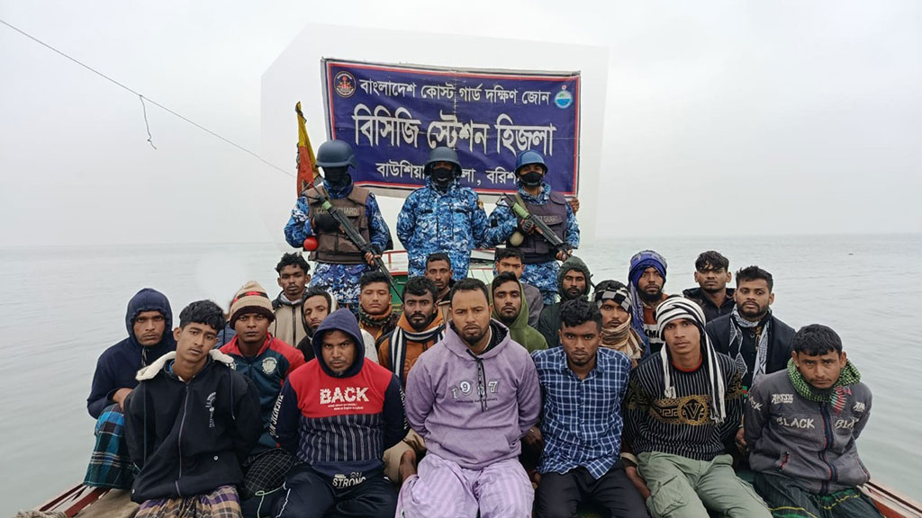 বরিশালে অবৈধ বালু উত্তোলনকালে ৫৭ ড্রেজার জব্দ, আটক ২০