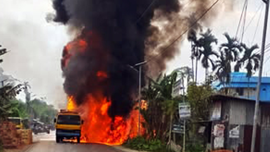 বরিশালে তেলবাহী লরিতে আগুন