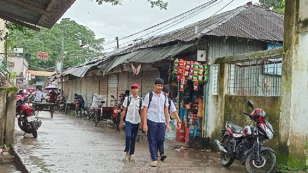 ওষুধের দোকান বন্ধ করে পালালেন ব্যবসায়ীরা