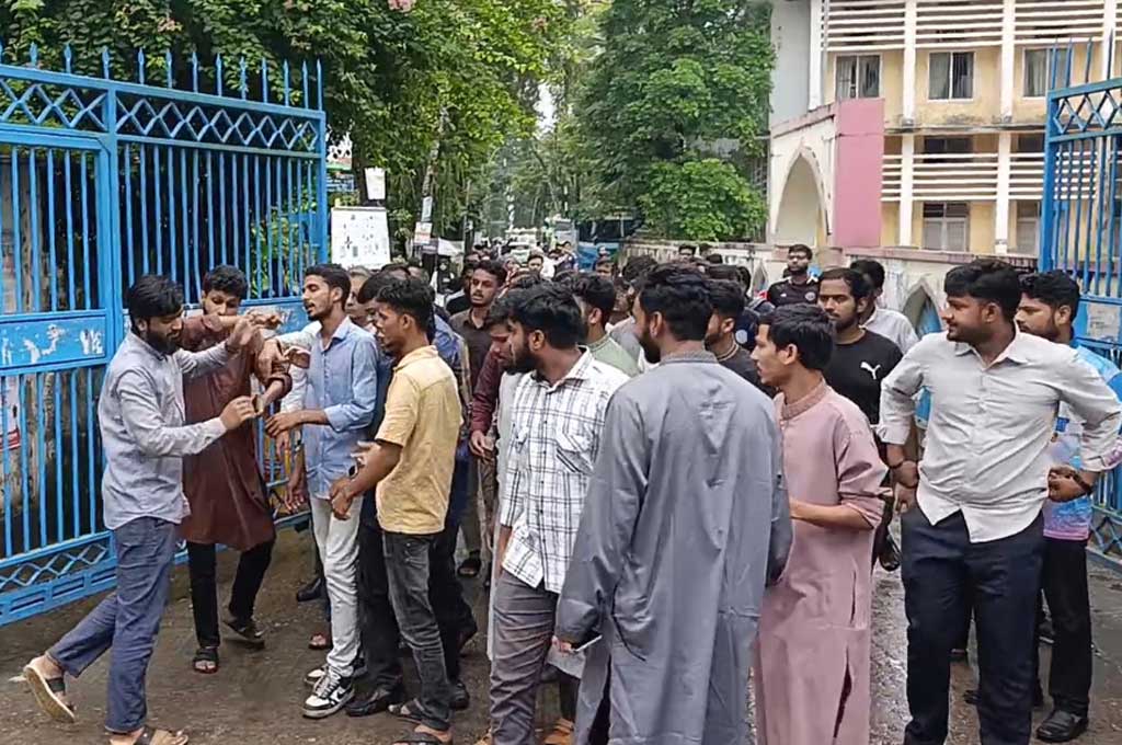 বরিশাল বিএম কলেজ: ছাত্রশিবিরের নেতা-কর্মীদের ক্যাম্পাস থেকে বের করে দিল ছাত্রদল