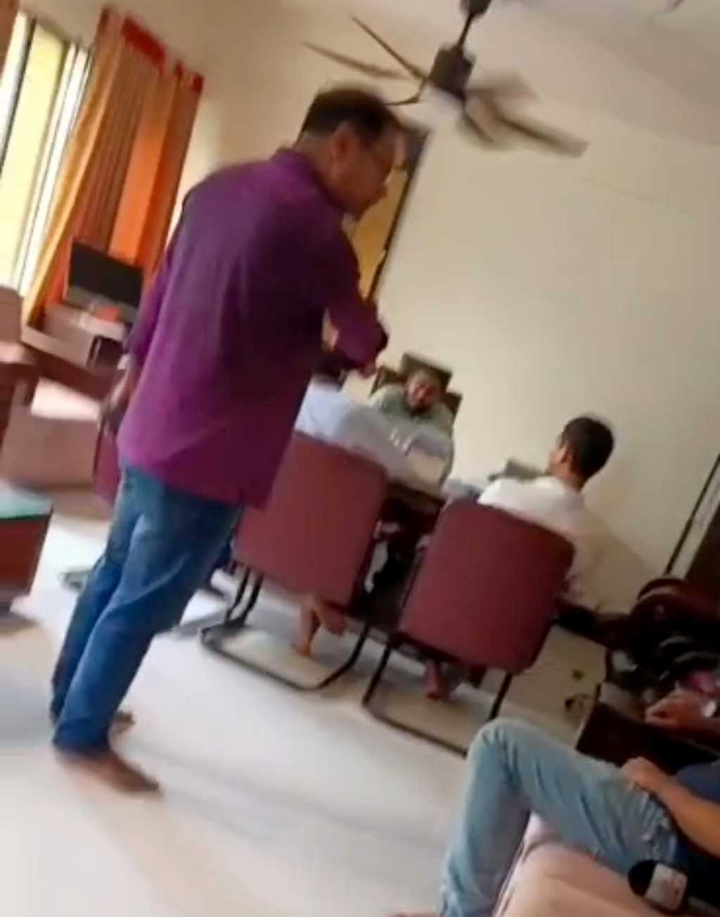 বরিশালে প্রকৌশলীকে শাসালেন বিএনপি নেতা, ভিডিও ভাইরাল