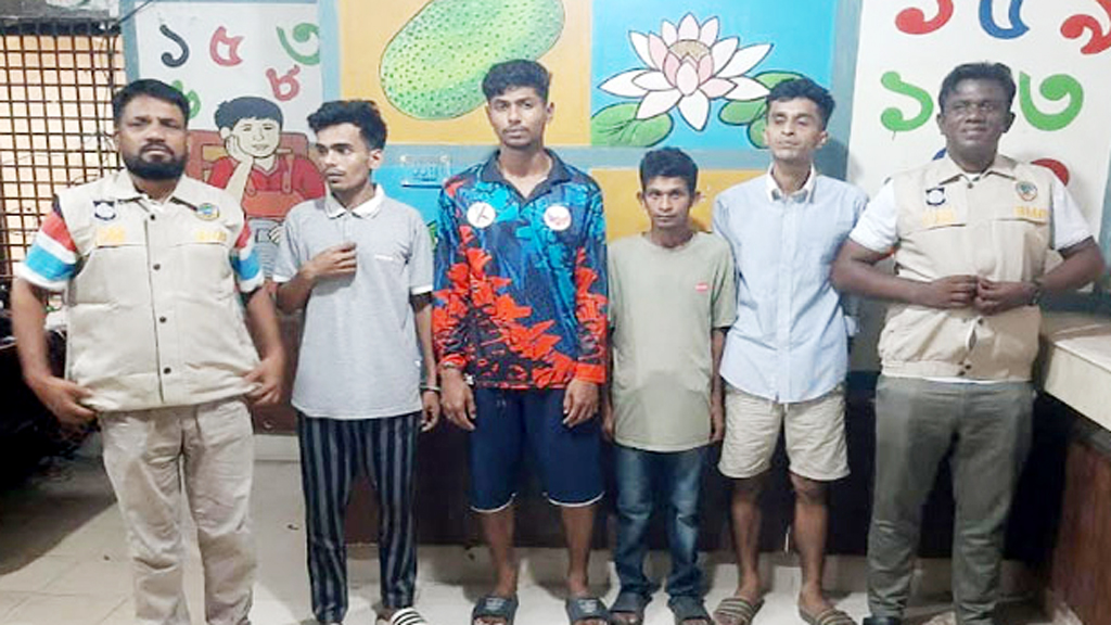 বরিশালে স্কুলের সামনে ছাত্রীদের উত্ত্যক্ত, আটক ৪