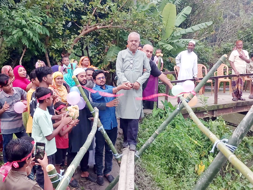 লাল ফিতা কেটে বাঁশের সাঁকো উদ্বোধন করলেন বিএনপি নেতা