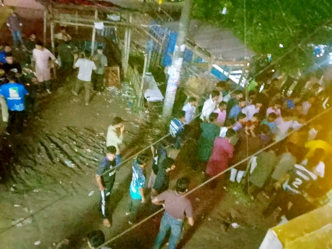 বরিশাল বিশ্ববিদ্যালয়ে দুই বিভাগের শিক্ষার্থীদের পাল্টাপাল্টি ধাওয়া