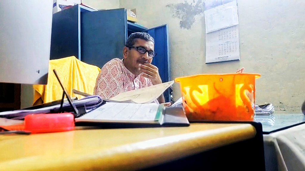 ছুটির রাতে ভূমি অফিসে তহশিলদার, সংবাদ প্রকাশের পর বদলি আবুল বাসার