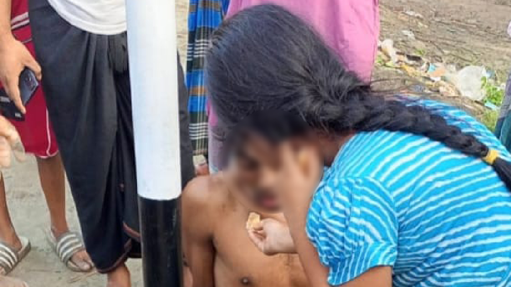 চুরির অভিযোগে খুঁটিতে বাঁধা অনাহারী বাবা, রুটি-চা নিয়ে ছুটে এল শিশুকন্যা