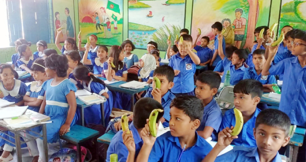 বরিশালে স্কুল ফিডিংয়ে পচা কলা-বাসি ডিম