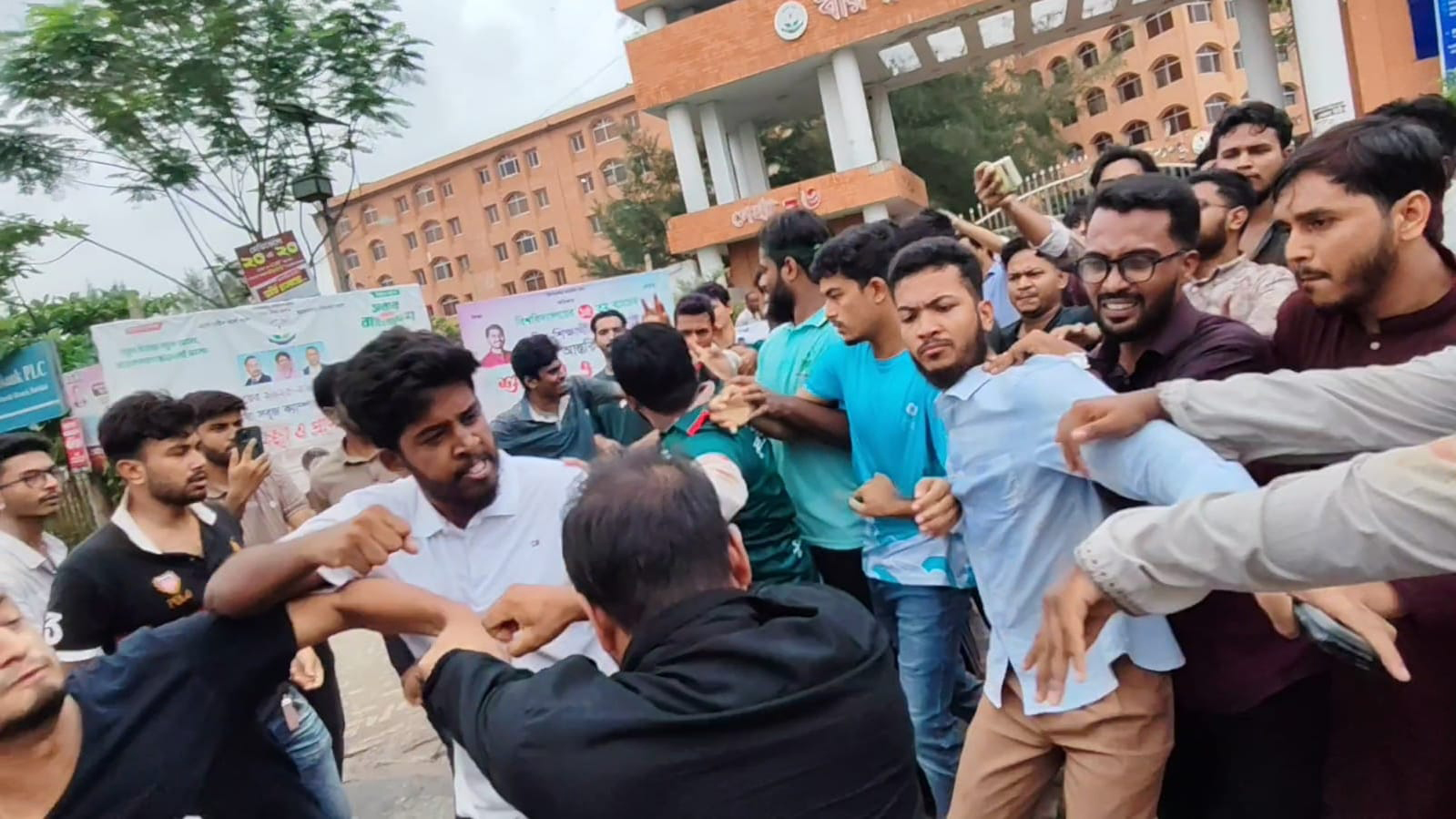 বরিশাল বিশ্ববিদ্যালয়ে ছাত্রদল-শিবিরের সংঘর্ষ, পুলিশ মোতায়েন
