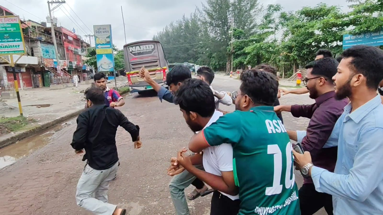 বরিশাল বিশ্ববিদ্যালয়ে ছাত্রদল ও ছাত্রশিবির কর্মীদের মধ্যে হাতাহাতি। ছবি: আজকের পত্রিকা