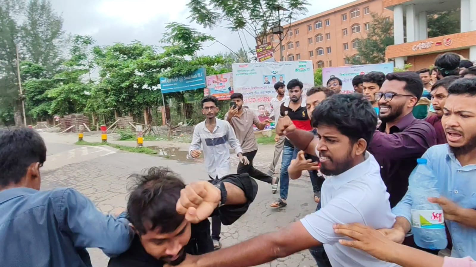 বরিশাল বিশ্ববিদ্যালয়ে ছাত্রদল ও ছাত্রশিবির কর্মীদের মধ্যে হাতাহাতি। ছবি: আজকের পত্রিকা