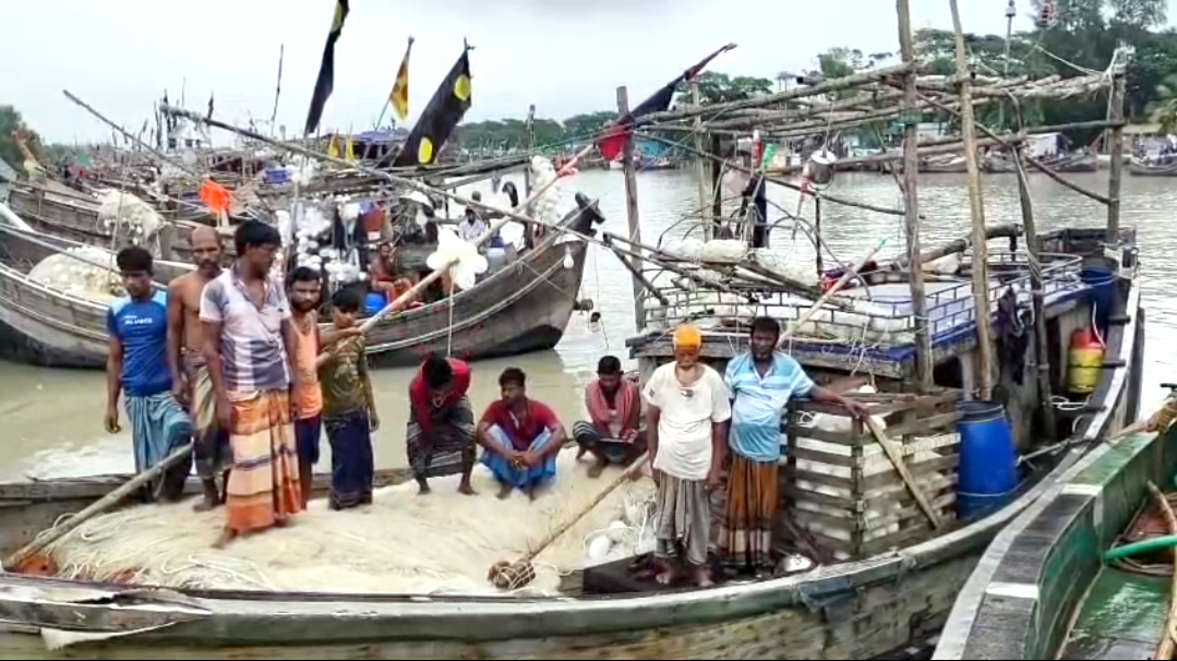 বঙ্গোপসাগরে মাছ ধরা ট্রলারে জলদস্যুদের হানা, আহত ১২