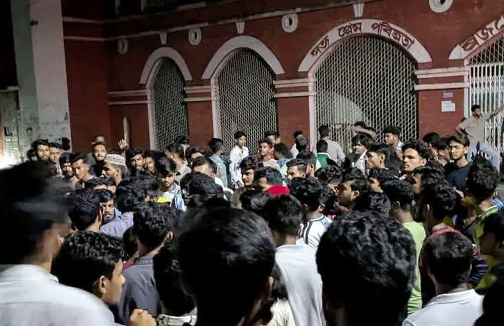 ছাত্রদলের দুই পক্ষের বিরোধে বরিশাল বিএম কলেজে উত্তেজনা, সড়ক অবরোধ