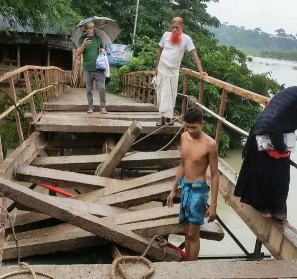 বাল্কহেডের ধাক্কায় বাকেরগঞ্জে লোহার সেতু ভেঙে জনদুর্ভোগ