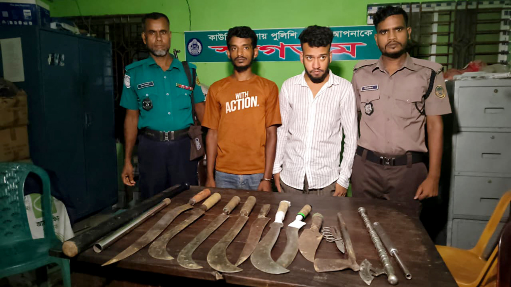 ঘেরে মিলল ১৪ দেশীয় অস্ত্র, কিশোর গ্যাংয়ের ২ সদস্য আটক