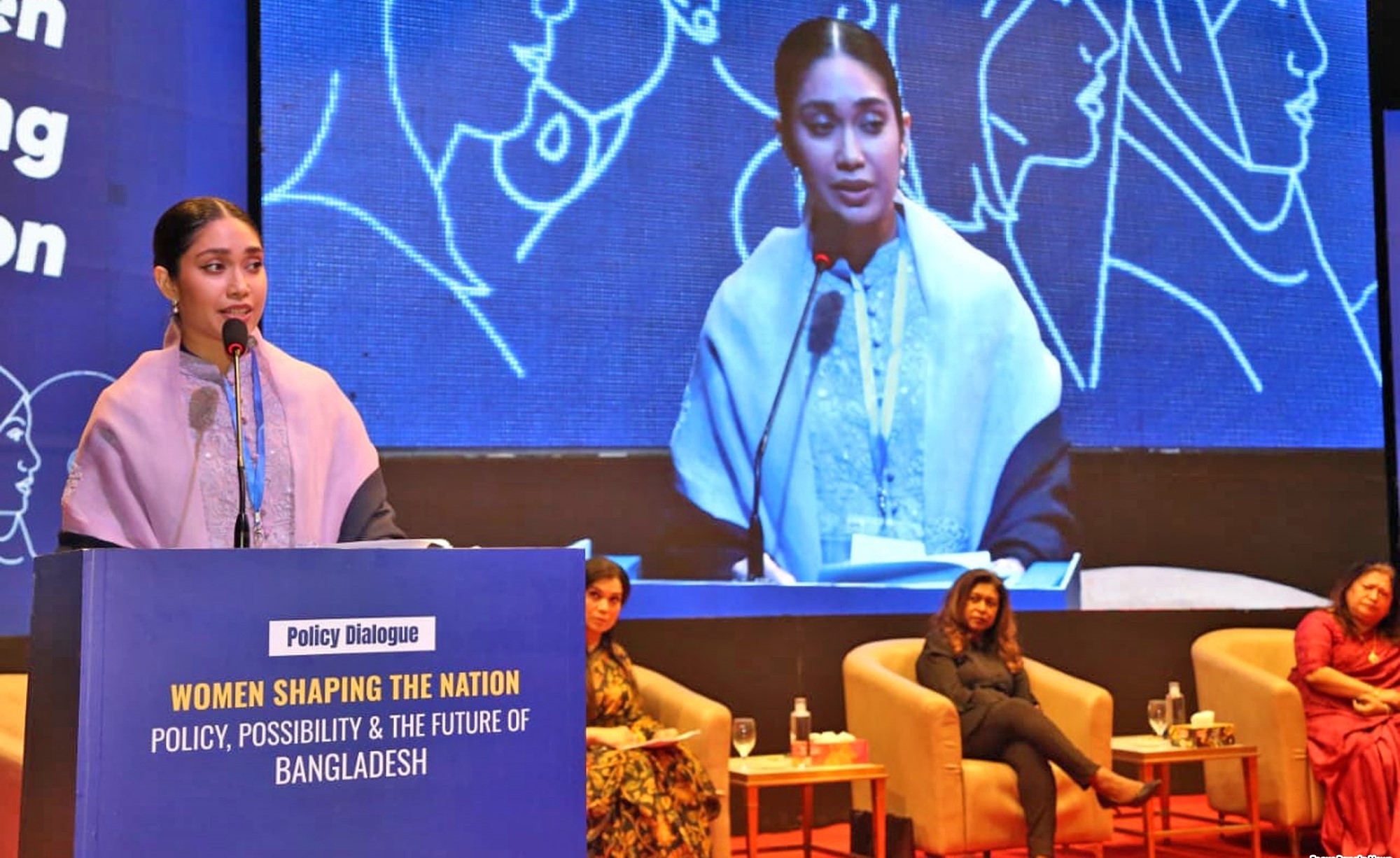 বিএনপি চেয়ারম্যান তারেক রহমানের কন্যা ব্যারিস্টার জাইমা রহমান আজ রোববার (১৮ জানুয়ারি ২০২৬) বিকেলে রাজধানীর খামারবাড়ির কৃষিবিদ ইনস্টিটিউটে ঢাকা ফোরাম আয়োজিত 'জাতি গঠনে নারী: নীতি, সম্ভাবনা এবং বাংলাদেশের ভবিষ্যৎ' শীর্ষক আলোচনা সভায় বক্তব্য রাখেন। ছবি: আজকের পত্রিকা