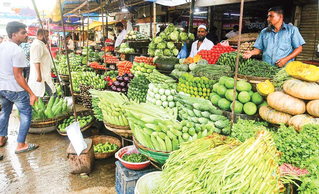 বাজারদর: বৃষ্টির অজুহাতে চড়া পেঁয়াজ