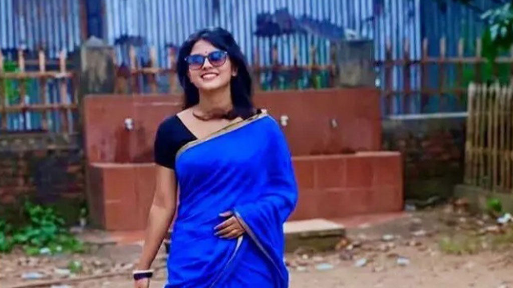 ‘শ্রাবণের মেঘগুলো’ গানে ভিডিও করে ভাইরাল বিউটি রাণী জেলার শ্রেষ্ঠ শিক্ষক