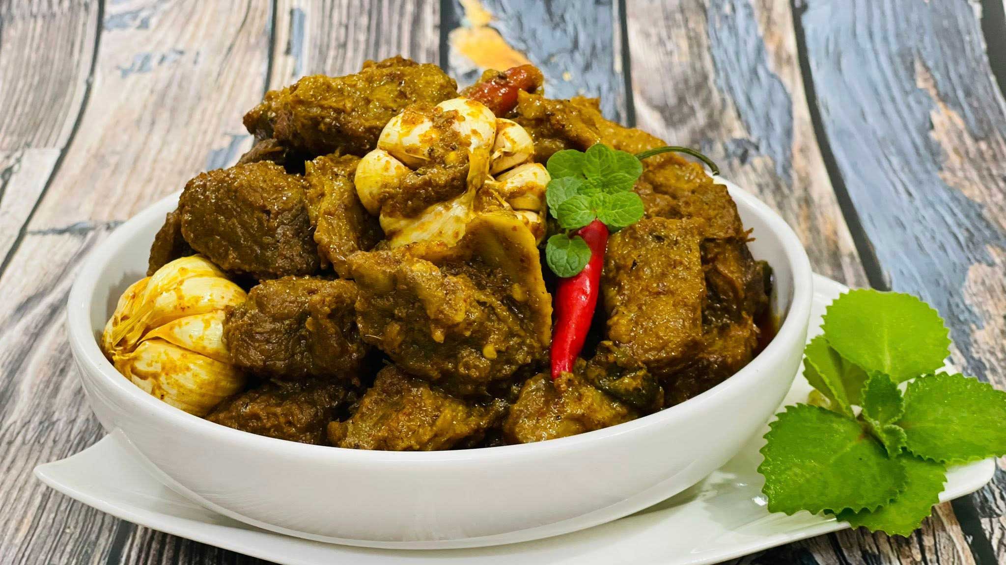 আস্ত রসুনে গরুর মাংসের ঝাল ভুনা